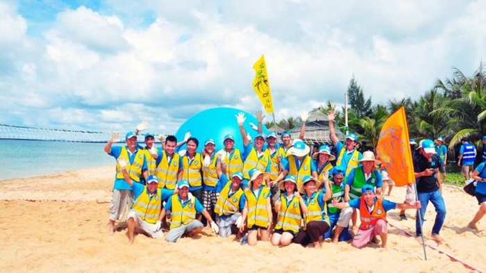 Du khách trải nghiệm hoạt động team-building trong tour Nha Trang của Nha Trang Tourist