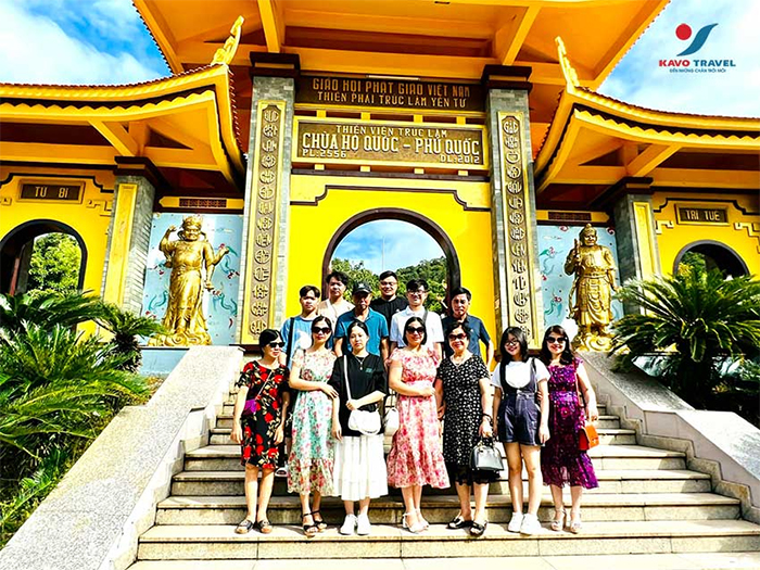 Đoàn khách checkin tại chùa Hộ Quốc - Phú Quốc