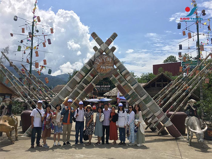 Đoàn khách đi tour du lịch Sapa nhà Khát Vọng Việt