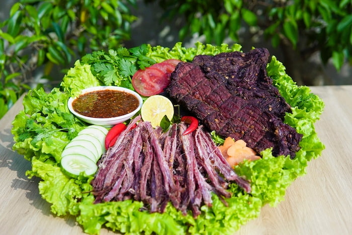 Khi thưởng thức, thịt trâu có vị ngọt đậm tự nhiên, độ dai vừa phải