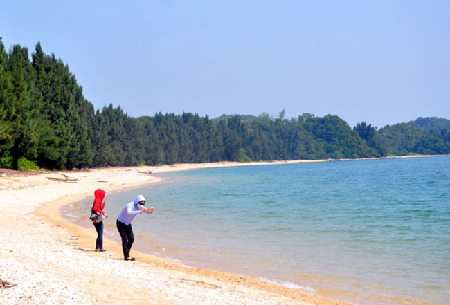 Bãi tắm Đầu Rồng với làn nước trong xanh