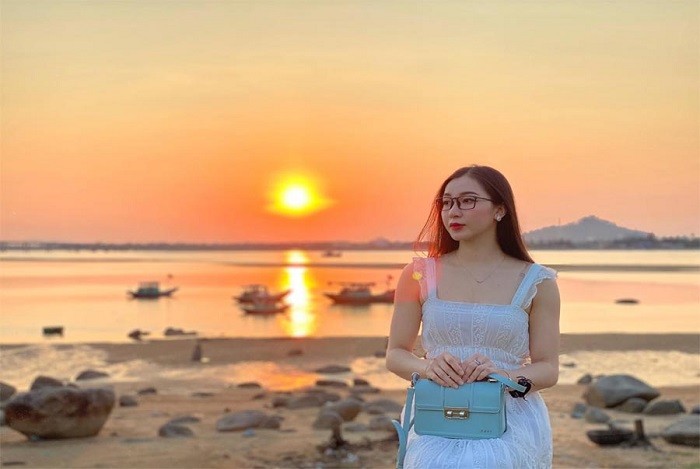 Liên hệ công ty Khát Vọng Việt để được tư vấn tour phù hợp