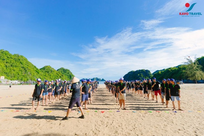 Tham gia team building với đoàn đông